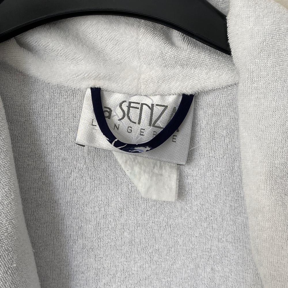 La SENZA Navy and White Floral Robe - Picture 2 of 5
